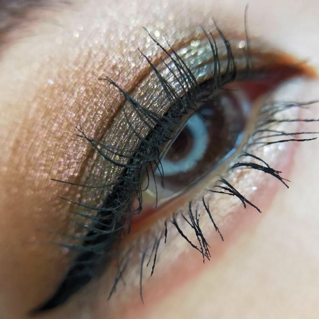 リュクスアイシャドウ L01 インカンデスント【限定パッケージ】/BOBBI BROWN/単色アイシャドウを使ったクチコミ（2枚目）