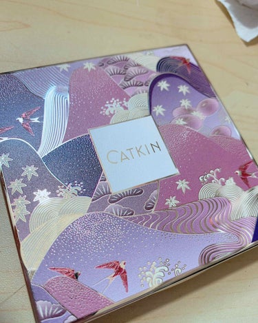 catkin 長相思頤和園アイシャドウ C08モランディカラーのスウォッチレビューです！

中国コスメなのでコロナの影響で到着まで3週間ほどかかりましたが、パレットがめちゃめちゃ可愛い！
多分ヴィーナス