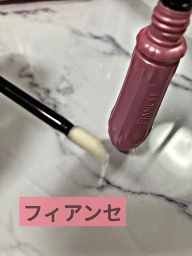 初めてLIPSで買い物しました〜～！

フィアンセはもともと

ハンドクリームを使っていて、

めっちゃ良かったので

他の商品も使ってみたいなって思って

買いました！！

まず、匂いがほんとにシャンプーみたいな

女の子って感じの匂いですごい好き♡♡

パケもおしゃれで女子力上がった感じする💄

気になった方はぜひ調べてみてくださいね🔎


#フィアンセ 
#香水_おすすめ 
#女子力up 
#フィアンセ_ボディミスト
#ジェルフレグランス ピュアシャンプーの香り N
#ボディミスト 
#ジェルフレグランス
#シャンプーの香り
の画像 その0