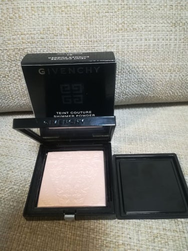 皆様、こんばんは！

こちらは、

GIVENCHY タン クチュール シマー パウダー

になります！！

ハイライトの中でも、名品中の名品！

YouTuberの関根りささんや、みんな大好きあかりん