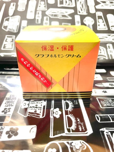  ホルモン　という単語に敏感なお年頃…(お察し下さい

というわけで買ってみました、LIPSで

『クラブ　ホルモンクリーム』

レトロ可愛い外箱と容器💕
さわやかな肌触り…とあります
さわやかな肌触りとは…？
容器の蓋にもお花の模様がなんとも可愛らしい

今まで使ってたクリームがなくなったのでいざ使おう！と蓋を開けようと…開けよう…

開かない！
かってぇぇ〜〜
自分、別にか弱い方では無いんですが蓋がうんともすんとも言わないほど固い
こんなに固い蓋はお前がはじめてや…！！って事でその日は大人しくイハダのナイトパック塗って寝ました
次の日家人に開けてもらいました　やれやれ

中身は固めのクリームがみっちり　なるほどこれで蓋が開かなかったんだね
固めですが肌にはスルスルのびます
しっとりしてなかなか良いですが香りが…独特というかどこかで嗅いだ事のある香りですが
正直好き嫌いが分かれる香りかと
夜、何度かうつらうつらした時に「うっ」と思ったほどの…
でもしばらくしたら慣れるような気もしないでもなし

朝起きてみたら肌は
もっちりしっとりでもベタつきはなし
特に目元はふっくらしたような
これがさわやかな肌触りなのか…？
これは使い続ける価値ありですぞ！

調べたら微香性なるものもあるじゃないですか
次はそっちを試してみようと思います

の画像 その0