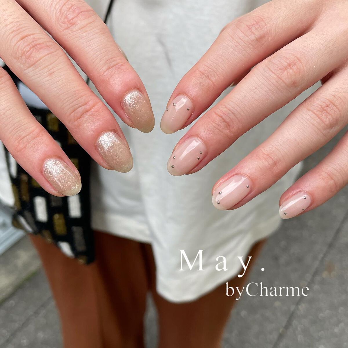 #ベージュネイル,#ニュアンスネイル,#シンプルネイル,#アシンメトリーネイル,#スタッズネイルのネイルデザイン