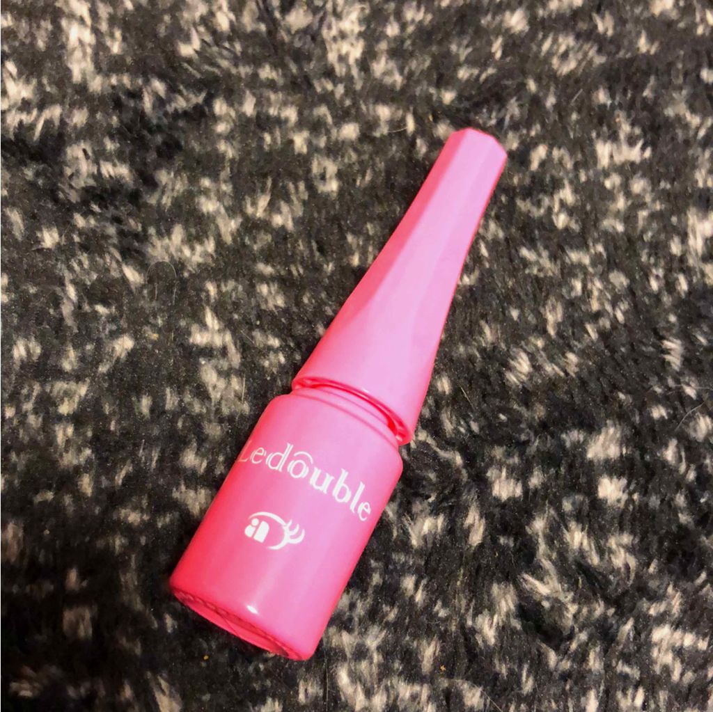 商品名は大人のルドゥーブル‼️
普通のルドゥーブルより引き締め効果がアップしてる？
二重幅全体ではなく、アイテープを貼るように元の奥二重の線を埋めるように真ん中に塗ってます。


ルドゥーブルは汗水に強いと言われてますが、個人的に使ってきて