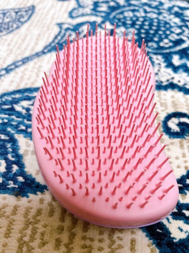 TANGLE TEEZER

クシも寿命があると聞いて
何年も使ってたくしをさよならして
TANGLE TEEZERを買ってみました
持ち手がないからどうかなと思ったけど
握りやすい形状になってるため
するする〜って
で、今までドライヤーした後にくしを通しても
アホ毛が出てたのに
全然ない！！
静電気で今までまとまらなかったんだと
実感！！
これは良き買い物しましたの画像 その1