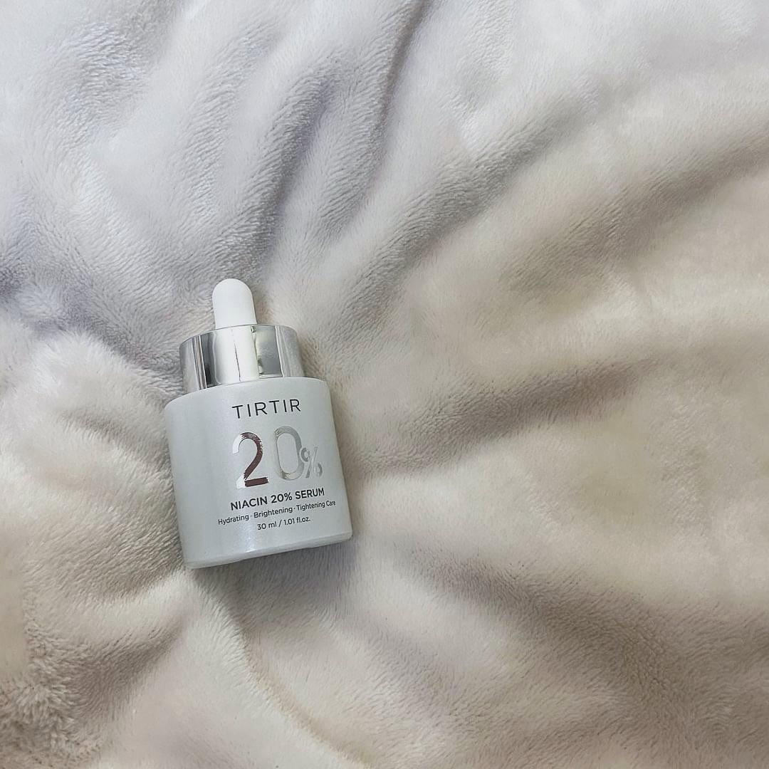 

コスメで有名なTIRTIR の
NIACIN 20% SERUMを使ってみたよ✨
ナイアシンアミドがたっぷり20%含有されてて
しっかりと毛穴ケアができて
肌のトーンを明るくするミルクタイプのセラム！

パッケージも高級感があって可愛い