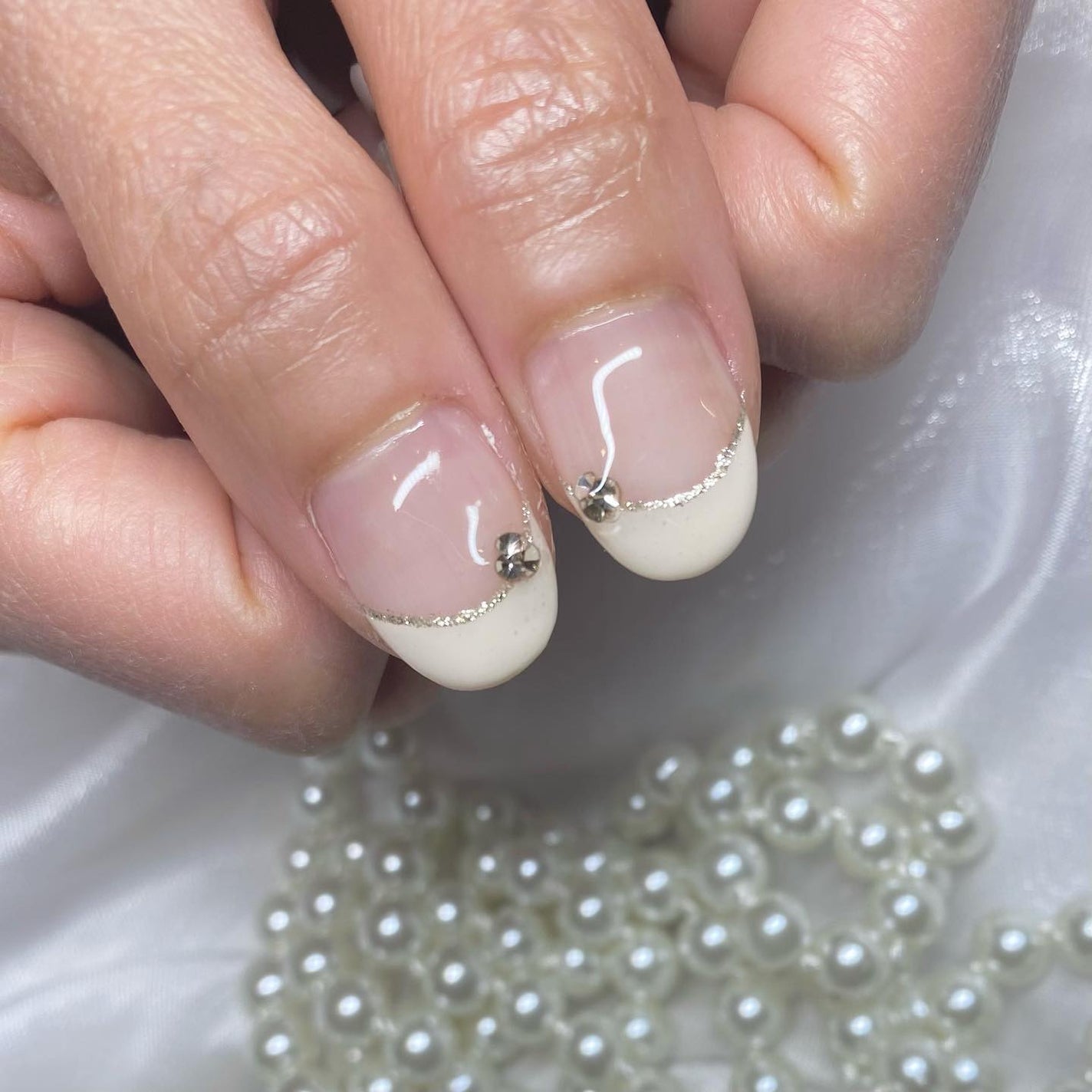 kanna on LIPS 「・・・𝐹𝓇𝑒𝓃𝒸𝒽𝓃𝒶𝒾𝓁💍*。ミルクホワイトのフレンチに、ポ..」(2枚目)