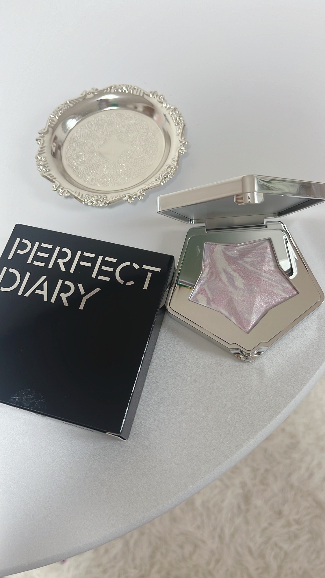 スターダストダイヤモンドハイライトパウダー N08 ネビュラパープル(日本限定色)/PERFECT DIARY/パウダーハイライトを使ったクチコミ（1枚目）