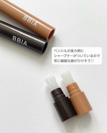 𓆸
BBIA
ラストオートジェルアイライナー

＼ 涙袋メイクにオススメ！／
　　
なめらかなジェルテクスチャーで
素早くフィットし、にじまない⸝⸝⸝

全15色展開の中で、涙袋メイクにピッタリの
4色を使ってみましたˊ˗

  　　
〈使用したカラー〉
02  JAZZ ジャズ   ディープブラウン
09  ROSE GOLD  ローズゴールド
11   LINEN BEIGE  リネンベージュ
13  PEANUTS BEIGE  ピーナッツベージュ

　　
先が細くやわらかい芯でラインが描きやすく、
涙袋メイク初心者の私でも簡単に描けました𓁺𓇬
嬉しいのが全てにシャープナー付き！！
ペンシルの後ろ側のキャップを取るとついています◎

ウォータープルーフで汗や水にも強いので
季節問わず活躍しそうです♡


今回の4色以外にも色んなカラーが揃っているので、自分にピッタリのカラーが見つかりそうです𓆸

是非チェックしてみて下さい𓂃𓇬


  
#BBIA #ピアー #涙袋メイク #ロフト #メイク #美容 #涙袋の作り方 #提供 #体験団 #パウダールーム体験団 #アイライナー #ウォータープルーフ #美容垢 #美容垢さんと繋がりたい #韓国コスメ  #韓国フェイスのHowto の画像 その2