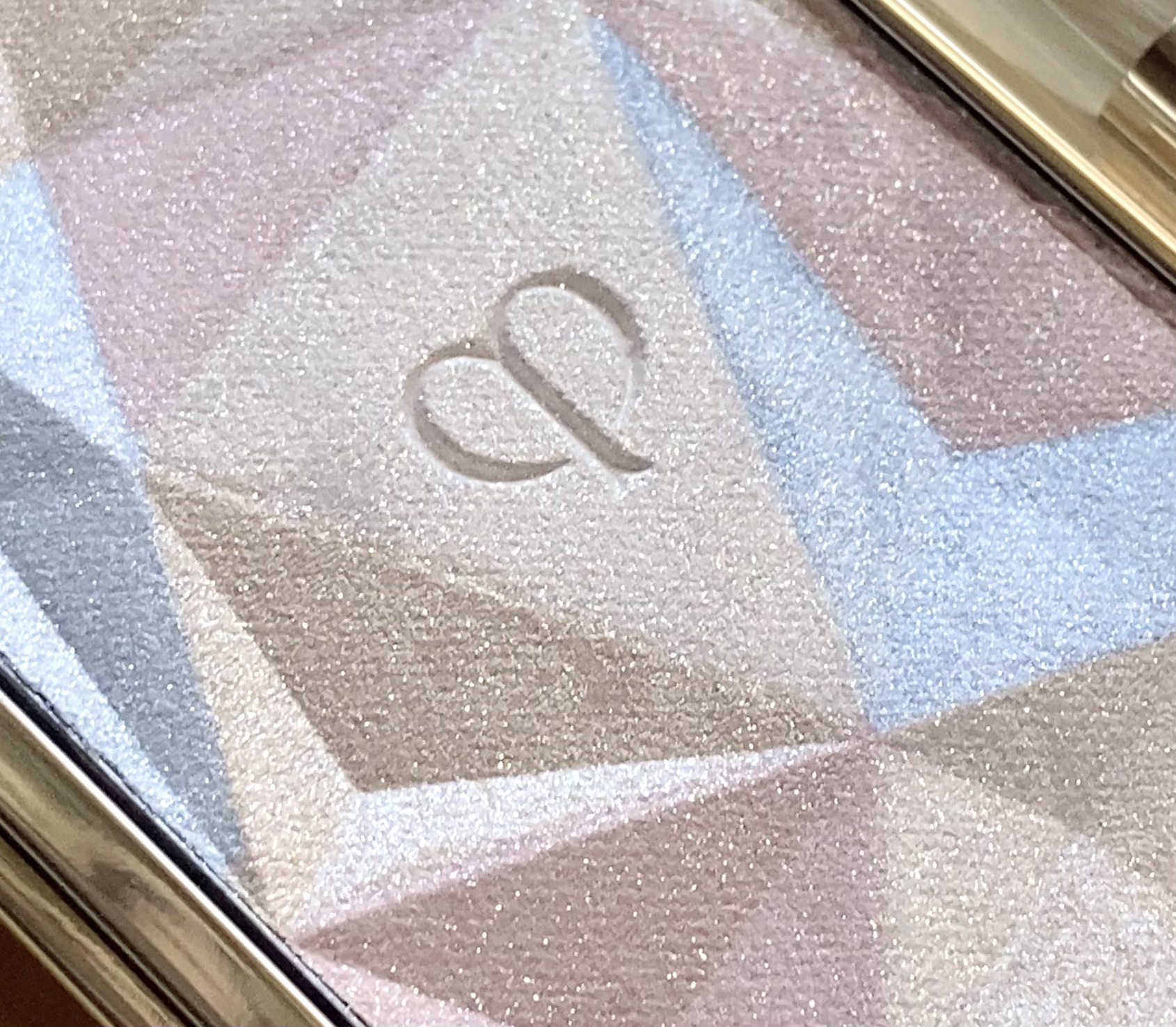 ル・レオスールデクラ /クレ・ド・ポー ボーテ/パウダーハイライトを使ったクチコミ（3枚目）