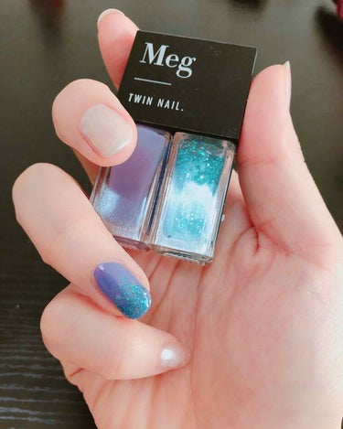 友達から韓国土産にネイル💅貰いました〜❤️
meg？というメーカーなのかな？
自爪が透けない紫と青ラメかわいい！速乾で塗りやすいです

白い方の爪はOPIのキョウトパール
筋がつきやすいのが少し難点です