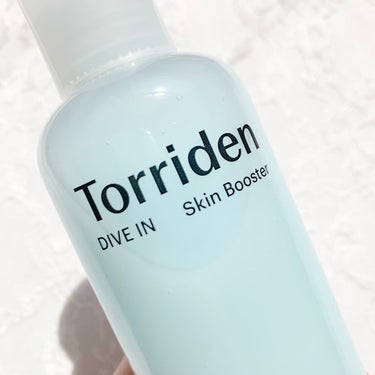 スッと浸透するのに保湿力◎！

Torriden

ダイブイン スキンブースター

200ml


────────────


メガ割購入品🤍
トリデンのダイブインセラムにハマったので、その後に使うトナーとして購入しました.ᐟ.ᐟ
浸透が早く、肌の水分補給が出来るのにベタベタしないところがお気に入りです🎶


❤︎油分・水分バランスを整える保湿スキンブースター

❤︎5種類のヒアルロン酸・セラミド配合

❤︎健康的な肌環境に導く弱酸性処方


透明のボトルなので、ブルーカラーが透けて見えて可愛いです💙🤍
キャップはくるくると回して外すタイプ。
出す時は逆さにしてボトルをグッと押さないと出てこないのがちょっと難点です...

導入化粧水のカテゴリらしいんだけど、化粧水として使ってます！


とろとろとしたトナーとしてはとろみのあるテクスチャーですˎˊ˗
シャバシャバ系よりも垂れにくくて良い🫶🏻

ダイブインセラムと同じような、肌に乗せた瞬間にスッと馴染むような使い心地です✨
とてもみずみずしくて水分補給をしている感じ！
ベタつくこともなくて、メイク前やお風呂上がりなどどんな時でも使いやすいです🌟
セラムと一緒に使うとさらにみずみずしさがアップする.ᐟ.ᐟ


保湿力は中の上くらい？
期待しすぎたのもあるけれど、乾燥肌にはちょっと物足りなさを感じてしまいました💧
最近はちょっと暖かくなってきたから、徐々に保湿感に満足するようになってきたかも💡

何回か重ね付けするとより保湿効果が得られて良いんだけど、すぐに終わっちゃいそうでなかなか出来てません😂
乾燥が気になる時は手持ちの化粧水を重ねてます！
導入化粧水なだけあって、後から重ねる化粧水の浸透も良くなったように感じる🫧

脂性肌の方や、逆にベタつきが気になったり保湿感が鬱陶しい夏はこれ1本で良さそう◎


香りが本当に無くて、敏感な方でも使えると思います✨
滲みたりピリピリしたりしないのも良き！！


────────────


1つ持っておくとなにかと安心なアイテムだと思います！敏感な時でも使えるし✨
みずみずしい使用感がお気に入りˎˊ˗
セラムと一緒に使うのがおすすめです🤍


#Torriden #トリデン #ダイブインスキンブースター #ダイブイン #トナー #ブースター #保湿ケア #保湿 #韓国コスメ  #韓国_スキンケア  #メガ割 #Qoo10 #正直レビュー  #揺らぎ肌ケア の画像 その1