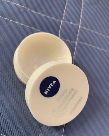 NIVEA(海外) リップバターのクチコミ「保湿と言ったらニベアだなあ
リップも裏切らない
濃厚さで朝までしっかりカバー
重くない蓋をして.....」（2枚目）