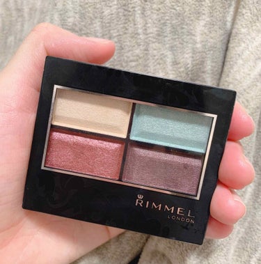 ✨RIMMEL ロイヤルヴィンテージ アイズ 103 ロンドンボールド

綺麗なボールドレッドに一目惚れして購入したアイシャドウパレットです。
色はブルベ向けとして発売されていますが、見た目の割に肌なじ