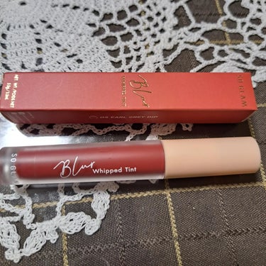 購入品

タイコスメのSO GLAMSO GLAMブラーホイップド リップティント05。

マット系のリップになります。
マットなのですが、乾燥しづらくしっとりとした質感。

着け心地は軽く、つけてるこ