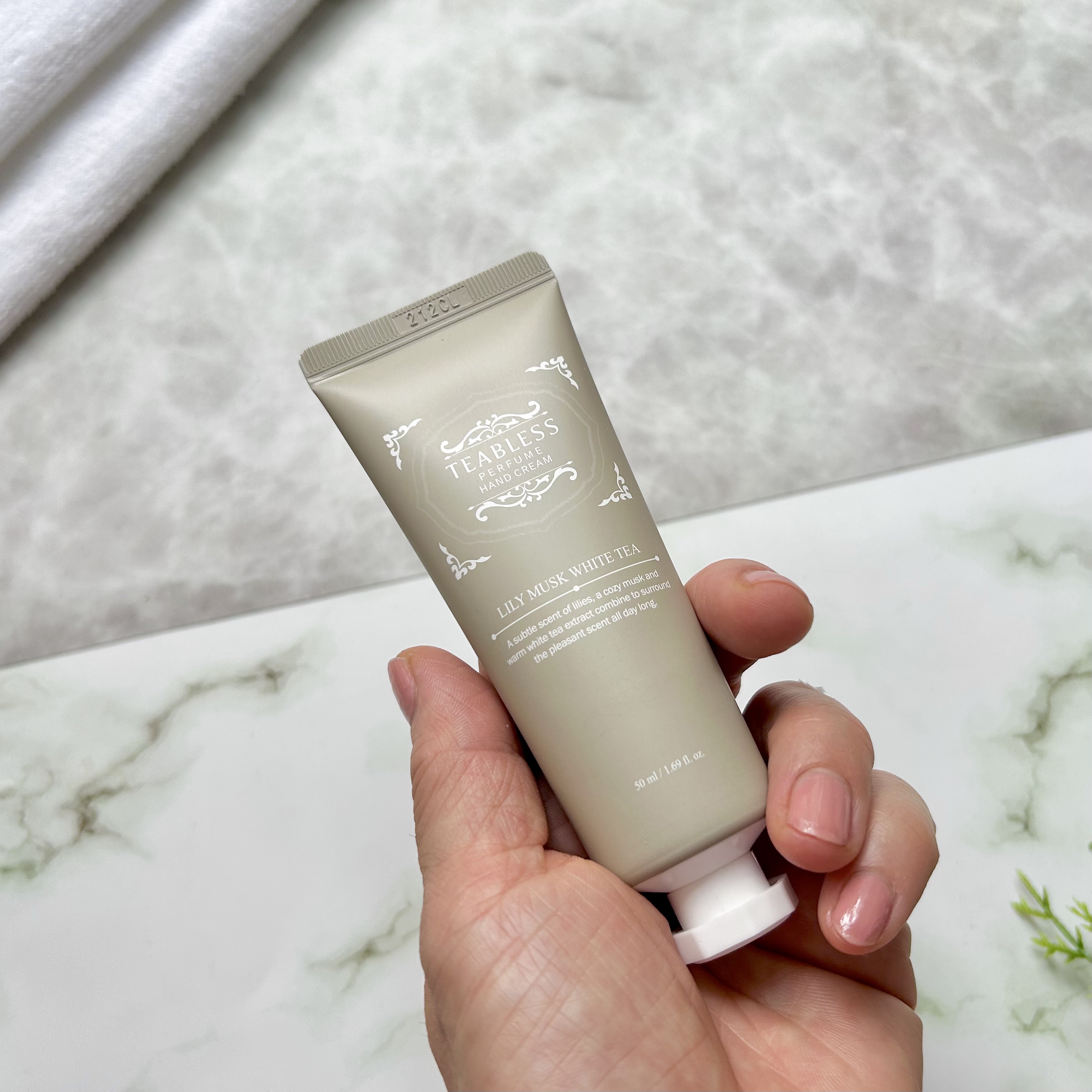 パフュームハンドクリーム リリームスクホワイトティーの香り/TEABLESS/ハンドクリームを使ったクチコミ（2枚目）