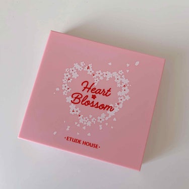 ETUDE HOUSE         
ハート プレイカラーアイズ  ピンクブロッサム


今更ながらの投稿ですが......、
めーちゃかわいい、春にぴったりのアイシャドウパレットです。（夏になって