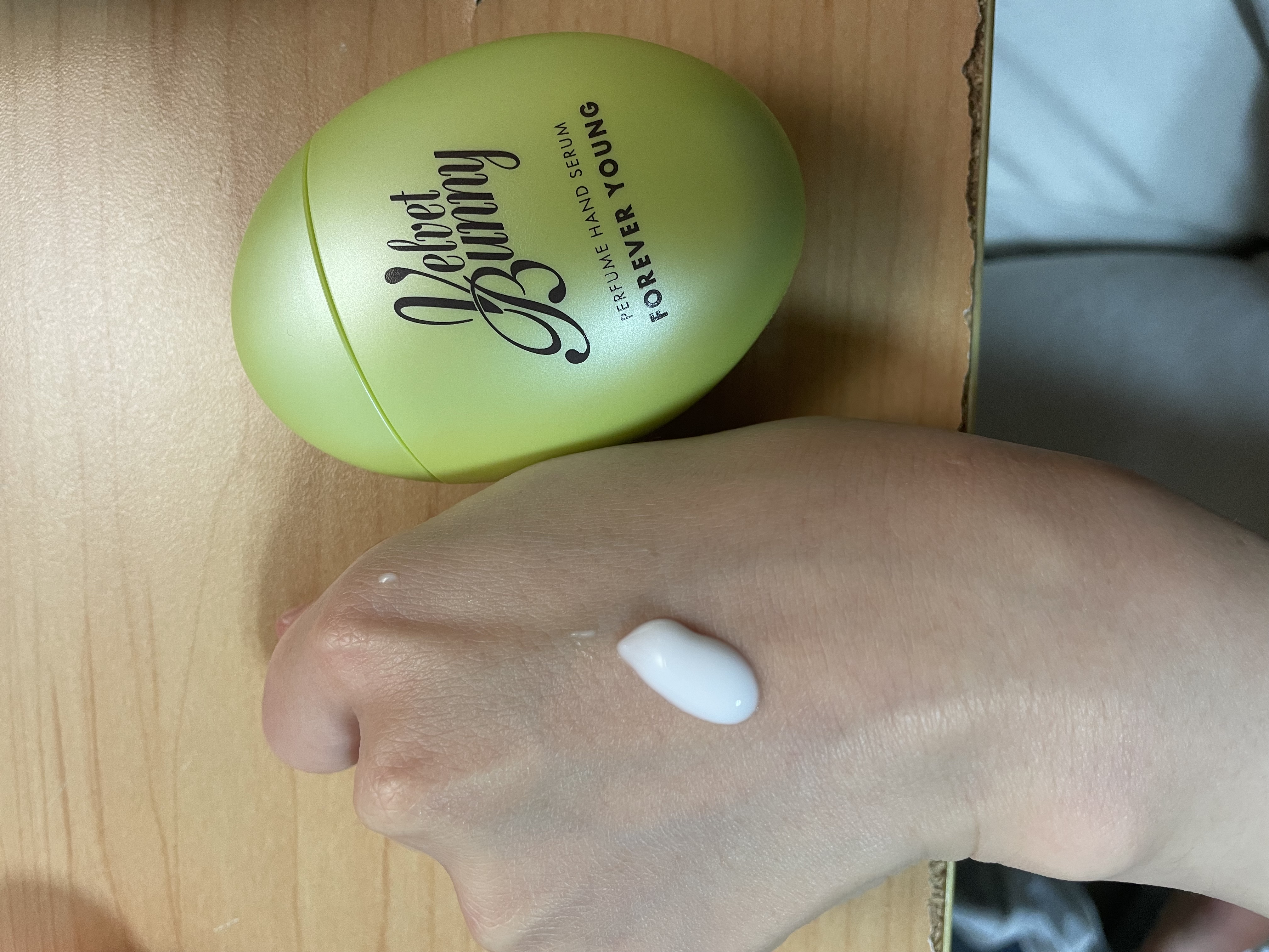 パフュームハンドセラム FOREVER YOUNG/Velvet Bunny/ハンドクリームを使ったクチコミ（2枚目）