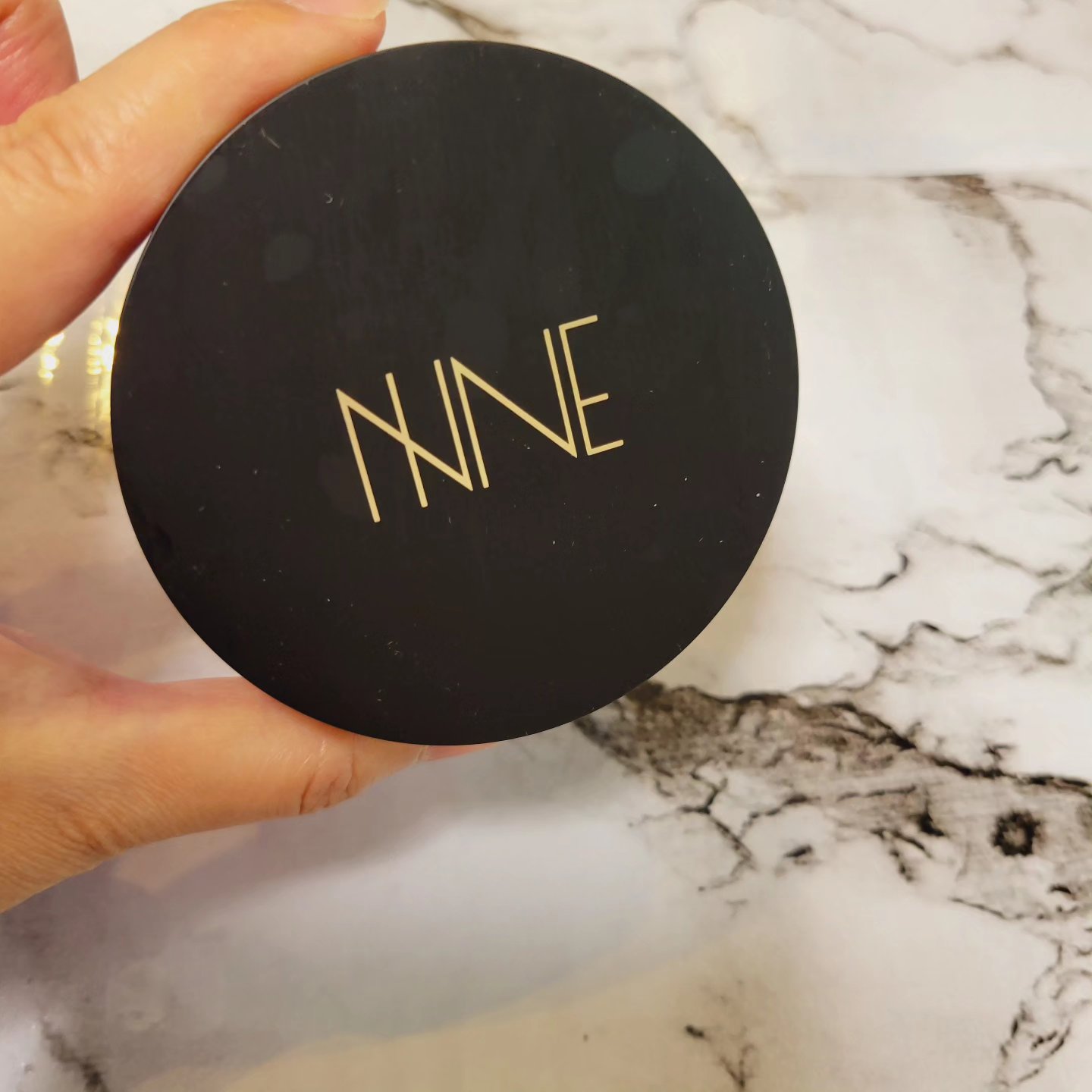 鉛筆削りファンデ、って知ってますか？鉛筆削りのようにファンデーションが出てくるんです。

• ───── ✾ ───── •

時計回りにクルクルまわすと、必要な分だけのファンデーションが出てくるから、衛生的！！

✔︎日本初の、グランディ