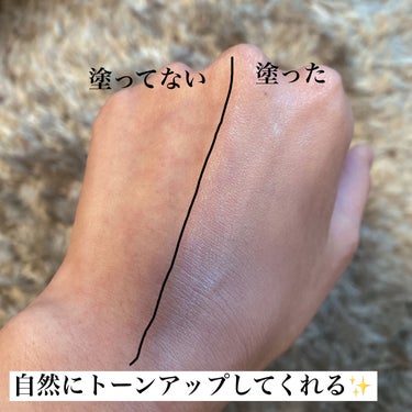 こんばんは！
ご覧頂きありがとうございます✨


本日ご紹介するのは、


CEZANNE
UVトーンアップベース(ピンク)
SPF50+ PA++++
¥748


大好きなセザンヌの下地のご紹介です！


過去の投稿でも何度も言ってるんですが、私はセザンヌのベースアイテムが大好きです✨✨


全体的にカバー力などはあまり無いものが多いんですが、基本的にノーファンデが好きな私には素晴らしいアイテムばかりです！


こちらの下地は、UVトーンアップベースという名の通りしっかり日焼け止め効果もありつつ、自然なツヤ感とトーンアップを叶えてくれます！


ピンクとホワイトの2色があるのですが、肌の色が標準色かそれより暗い私にはテスターで試した時にホワイトは少し浮いて見えてしまったのでピンクを選んだんですがこれが本当によくて…！


25歳をすぎた頃から肌のくすみがひどくなってきたので、トーンアップ下地を探していたのですが何を使ってもしっくりこず、やっぱり信頼のセザンヌだなと思い買ってみた商品です。


これだけでベースメイク完成！と言う方もいるみたいですが、肌暗めのわたしにはこれだけでは少し白浮きしてしまうのでこの下地のあとファンデーションを塗るんですが、そうすると馴染んでツヤも残りつつ自然なトーンアップをしてくれます✨


標準色より肌が暗い方はファンデと合わせて使うことをおすすめします✨


日焼け止め効果が高いのもポイント高い！


肌の調子がいいなと言う日には、Tゾーンと三角ゾーンだけにこの下地を仕込むのもおすすめ！ハイライト代わりにもなります🫶


年齢によるくすみが出てきて肌をトーンアップさせたい方、また若くても肌の色が暗めだよと言う方にぜひおすすめです✨


#CEZANNE
#UVトーンアップベース
#UV下地
#ベースメイク
#トーンアップ下地

の画像 その1