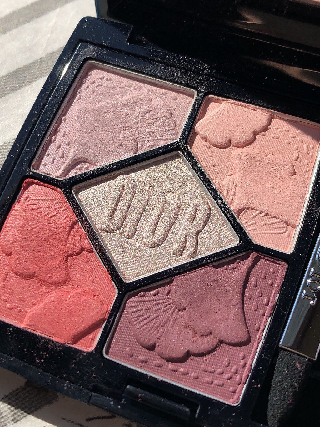 あけましておめでとうございます🙇‍♀️
初買いコスメは
 #Dior   #トリオブリック   #833  #ミネラルローズ  
を買いました🥺💖
よって？ 新年初メイクも 
#Dior  #サンク クルール717   です💕


