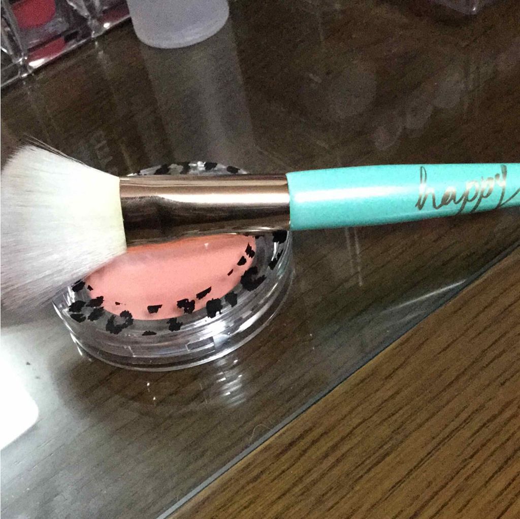 セリア MPアニマルチークのクチコミ「今回は、セリアに売っているチークを紹介します！色は01ピンクです。ベージュっぽいですが、指にと.....」（3枚目）