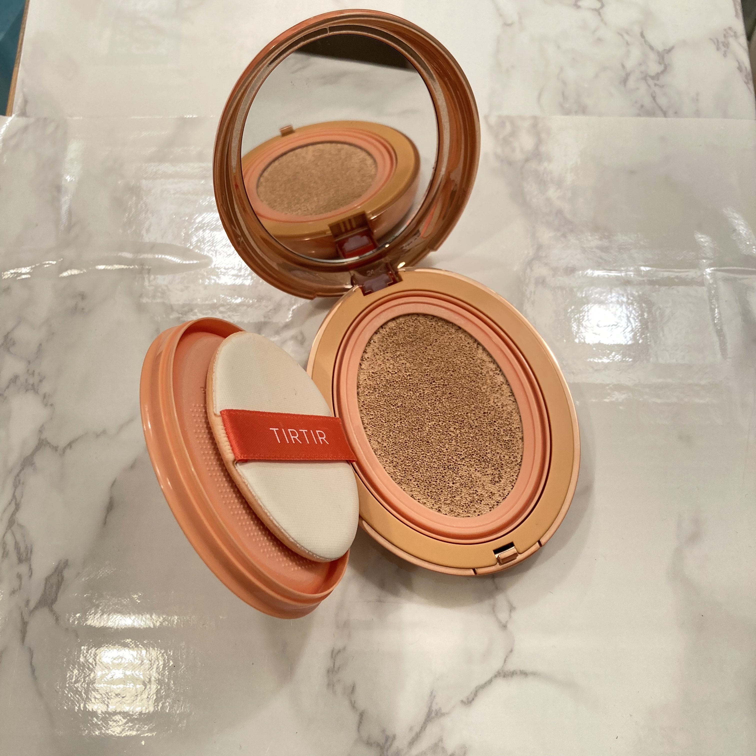 🩵TIRTIR
MASK FIT AI FILTER CUSHION
SPF30/PA++

＊ティルティルからでたオレンジ🍊パッケージのクッションファンデ

＊蓋の後ろにパフ調節する溝もあって進化してました！

＊肌に密着して私史上1