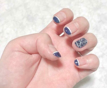 100円ネイルでセルフネイル💅

ダイソーのキティネイル ネイビー
結構暗めだったので、薄めて使えばよかったとちょっと後悔。。

薬指はダイソーのシールを貼って完了！！

#セルフネイル #ダイソー#セ