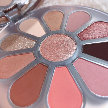 チャンユカ on LIPS 「心奪われたゴージャスなパケ🥺❤捨て色なしの11色アイシャドウパ..」(8枚目)