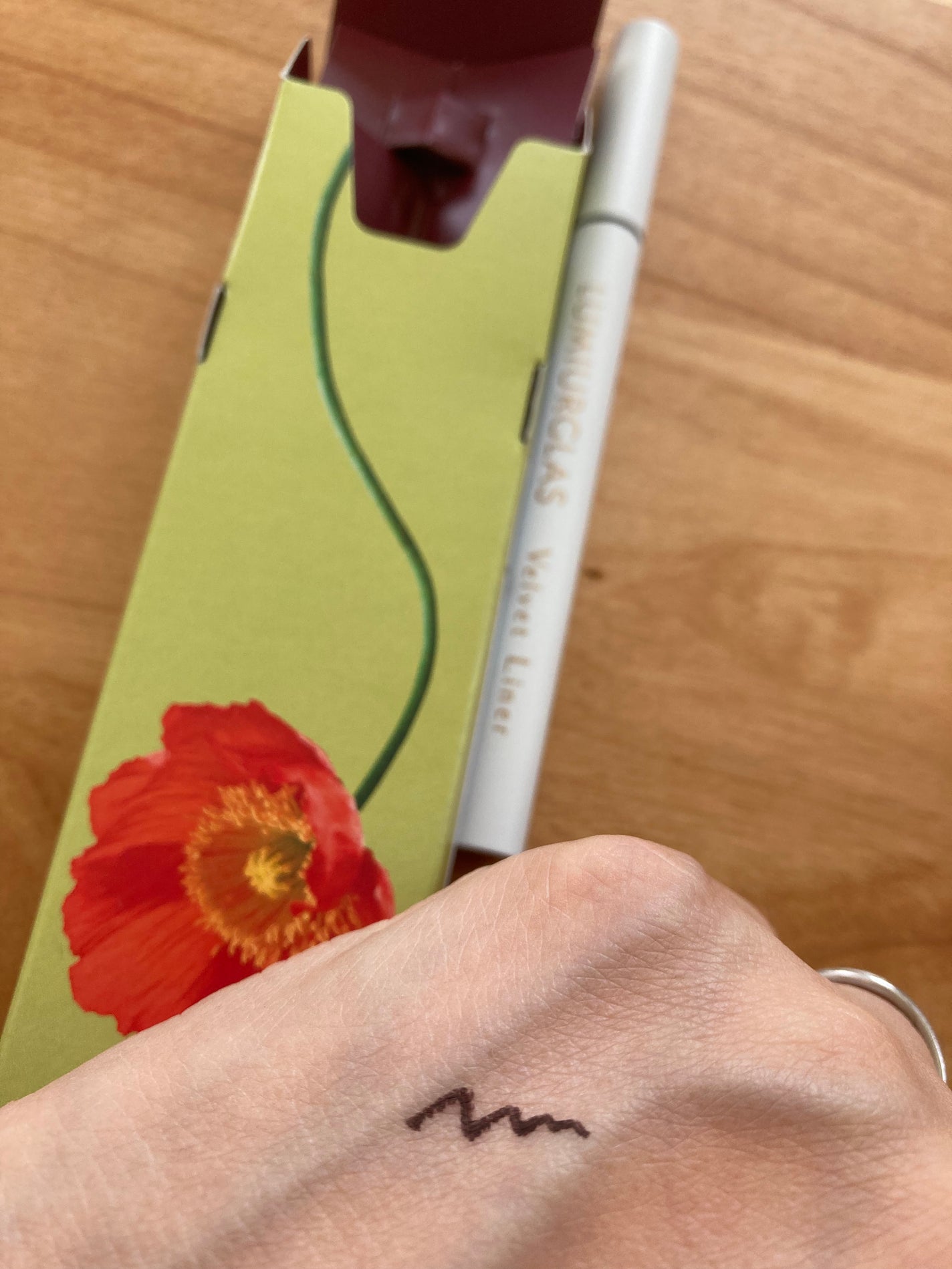 ベルベットライナー/LUMIURGLAS/リキッドアイライナーを使ったクチコミ(3枚目)