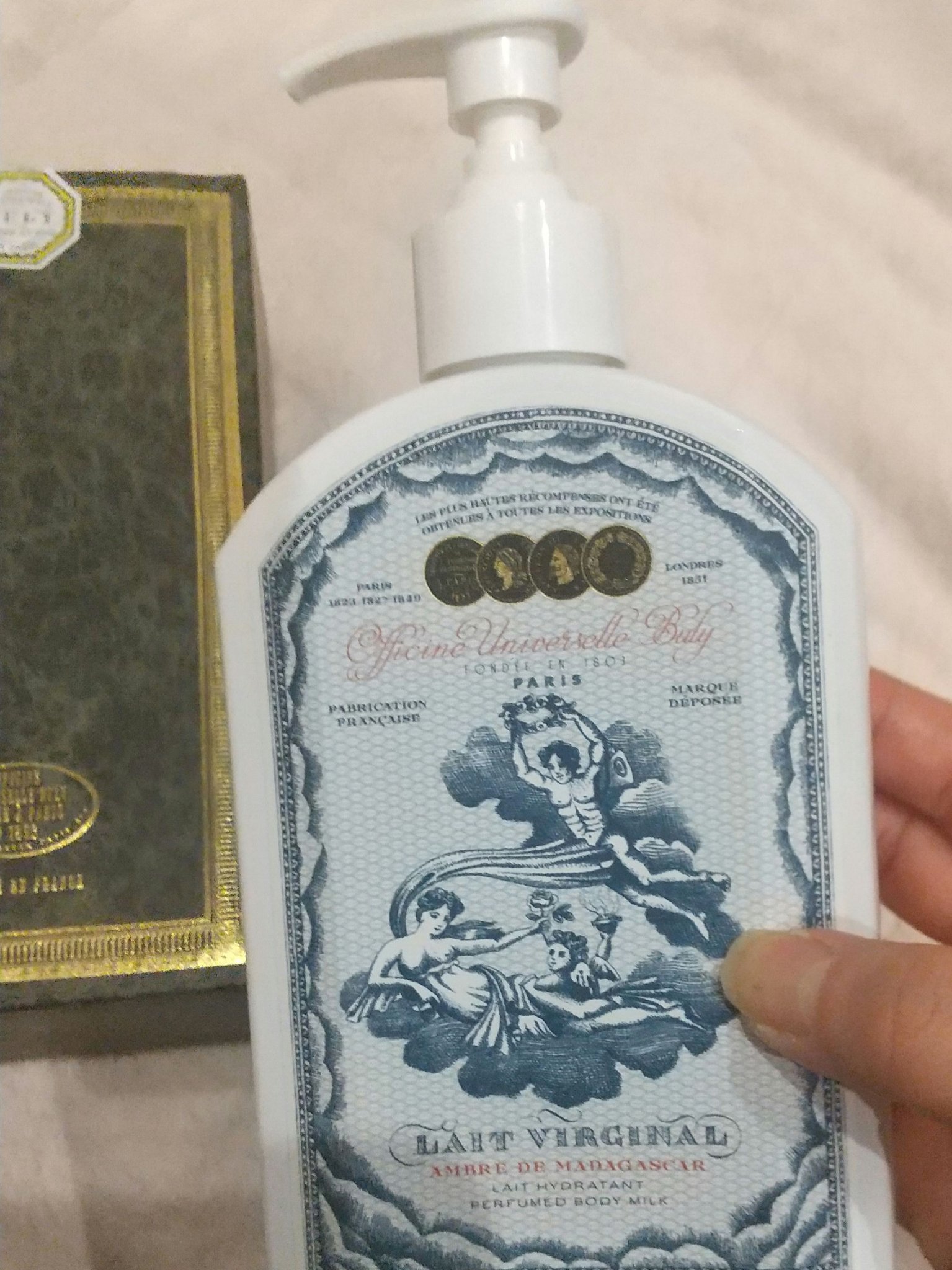 レ・ヴィルジナル/オフィシーヌ・ユニヴェルセル・ビュリー/ボディミルクを使ったクチコミ（2枚目）