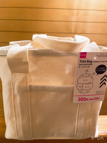 DAISO
トートバッグ（3仕切り•キャンバス地）



AmazonやSHEINで買うと
1500円〜2000円くらいする3仕切りトートバッグ。
これなんとDAISOで買ったら300円！！


中が3