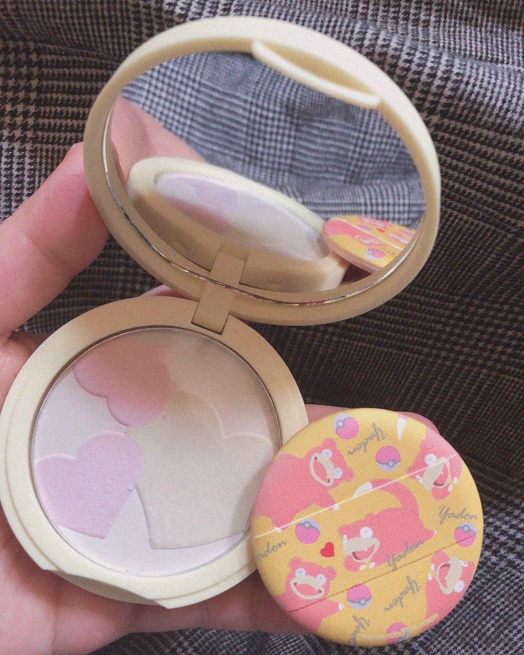 もも on LIPS 「何これ超可愛い…ヤドンのフェイスパウダーとミュウのハイライト⭐..」(2枚目)