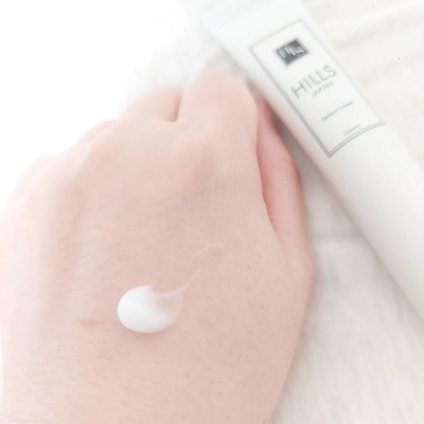 siki on LIPS 「【 HILLSハンドネイルクリーム 】手を紙で切りやすい仕事な..」(4枚目)