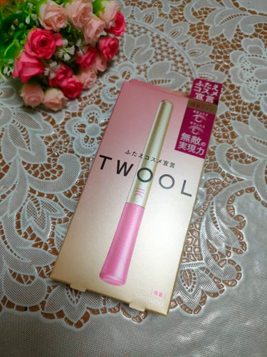 TWOOL ダブルアイリッドグルー
使ってみました。

ふたえのラインをのりで固定するタイプのふたえコスメです。

専用のプッシャーでふたえにしたいラインを決めて液を塗り、液が半透明になるまで乾いたら
