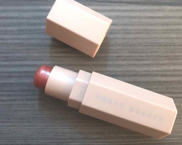 Fenty beauty (フェンティビューティ)のMATCH STIX💕
カラーはBEACH BUMです。
オレンジのようなピンクのようなコーラル系の色🍑🍊💗🧡
(ごめんなさい、色見せの写真の肌がアト