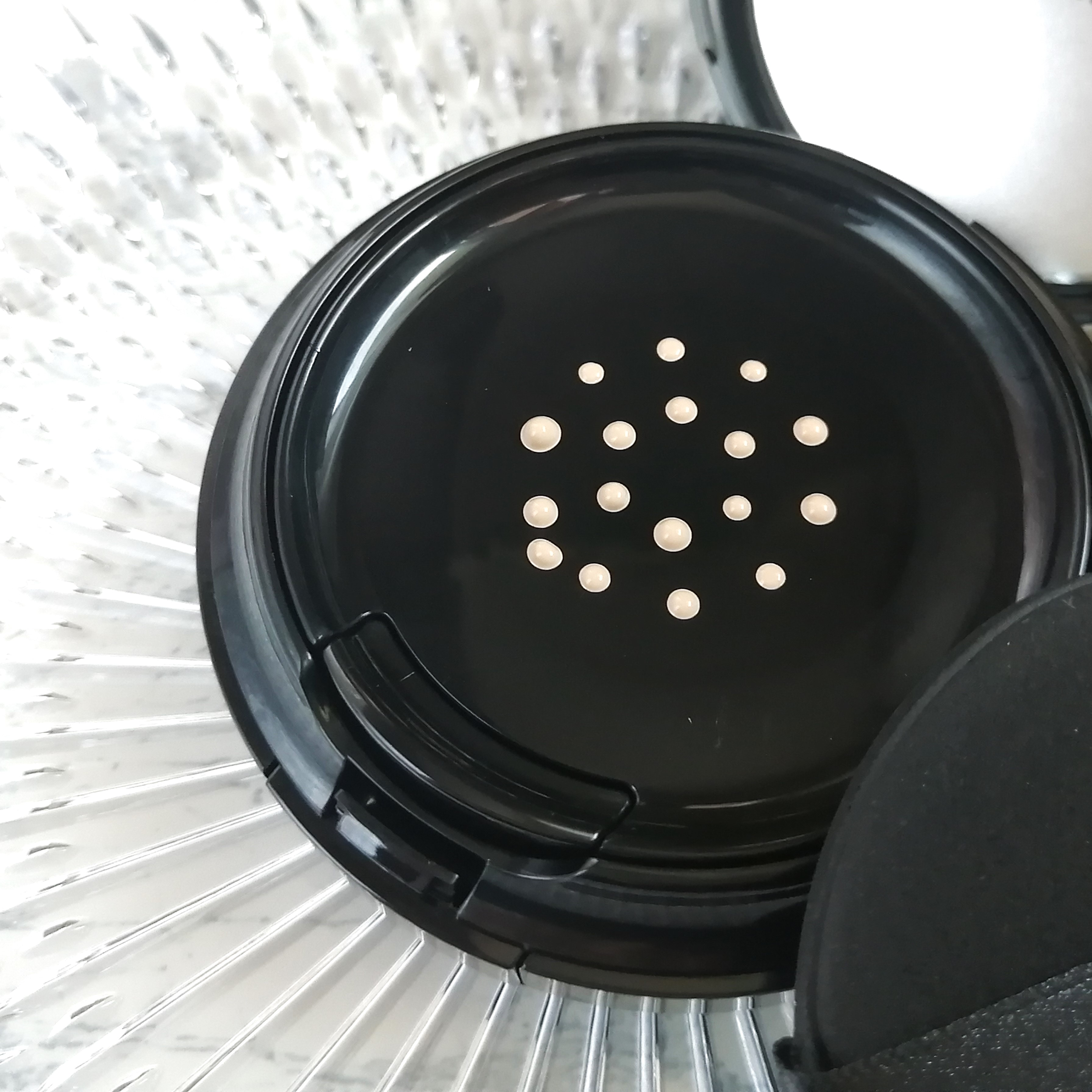 シルキーウェットリクイド 01 明るい肌色 （レフィル(パフ付)）/セフィーヌ/クリーム・エマルジョンファンデーションを使ったクチコミ（2枚目）