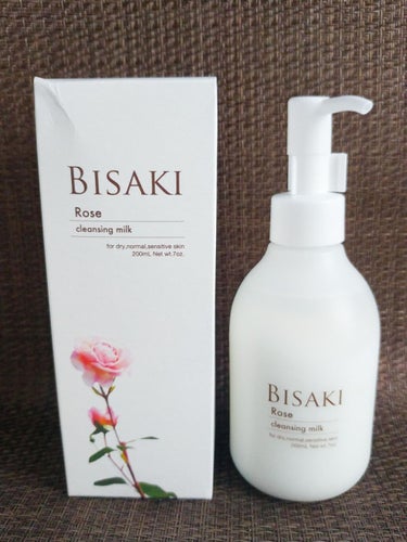 肌に優しいクレンジングはないかな...と巡りあったのが「BISAKI」💡
今回は「クレンジング・ミルク」をレビューします😊

箱の外からバラのいい香りがふわーっと漂ってきます🌹✨

💡クレンジング・ミル