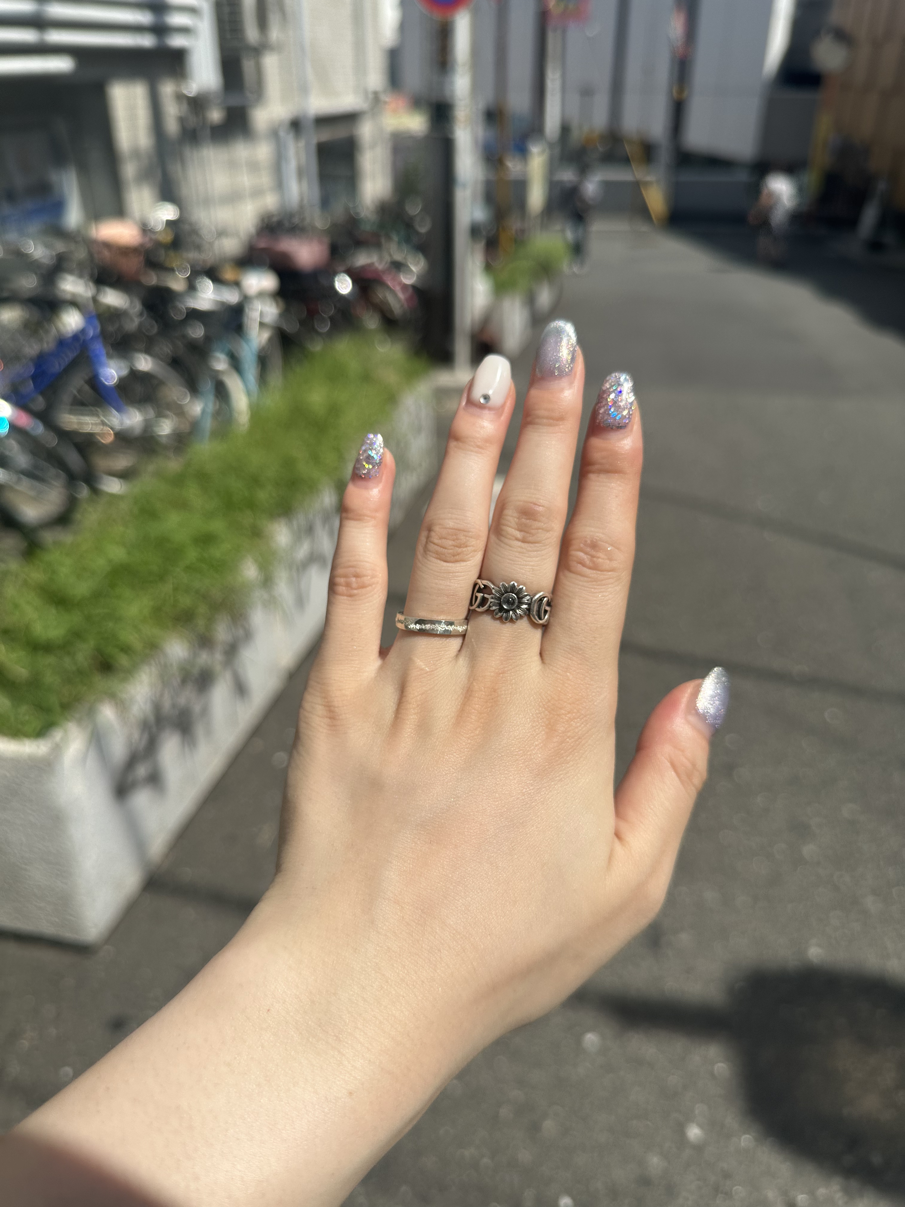 ✨️8月ネイル💅✨

ちょっと伸びちゃったけど、きゃわ🥰
夏意識で白と大粒ラメ、青みブルーのマグネットネイルでマーメイドっぽい色味にしたよ🧜‍♀️🩵

#ネイル #ジェルネイル #夏ネイル #マーメイド #爽やかネイル