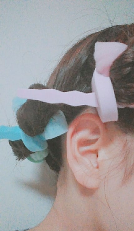 DAISO スポンジヘアカーラーのクチコミ「
100円で簡単くるくるカール♪
(使用画像📷あり)
.。*.。*.。*.。*.。*.。*......」(2枚目)