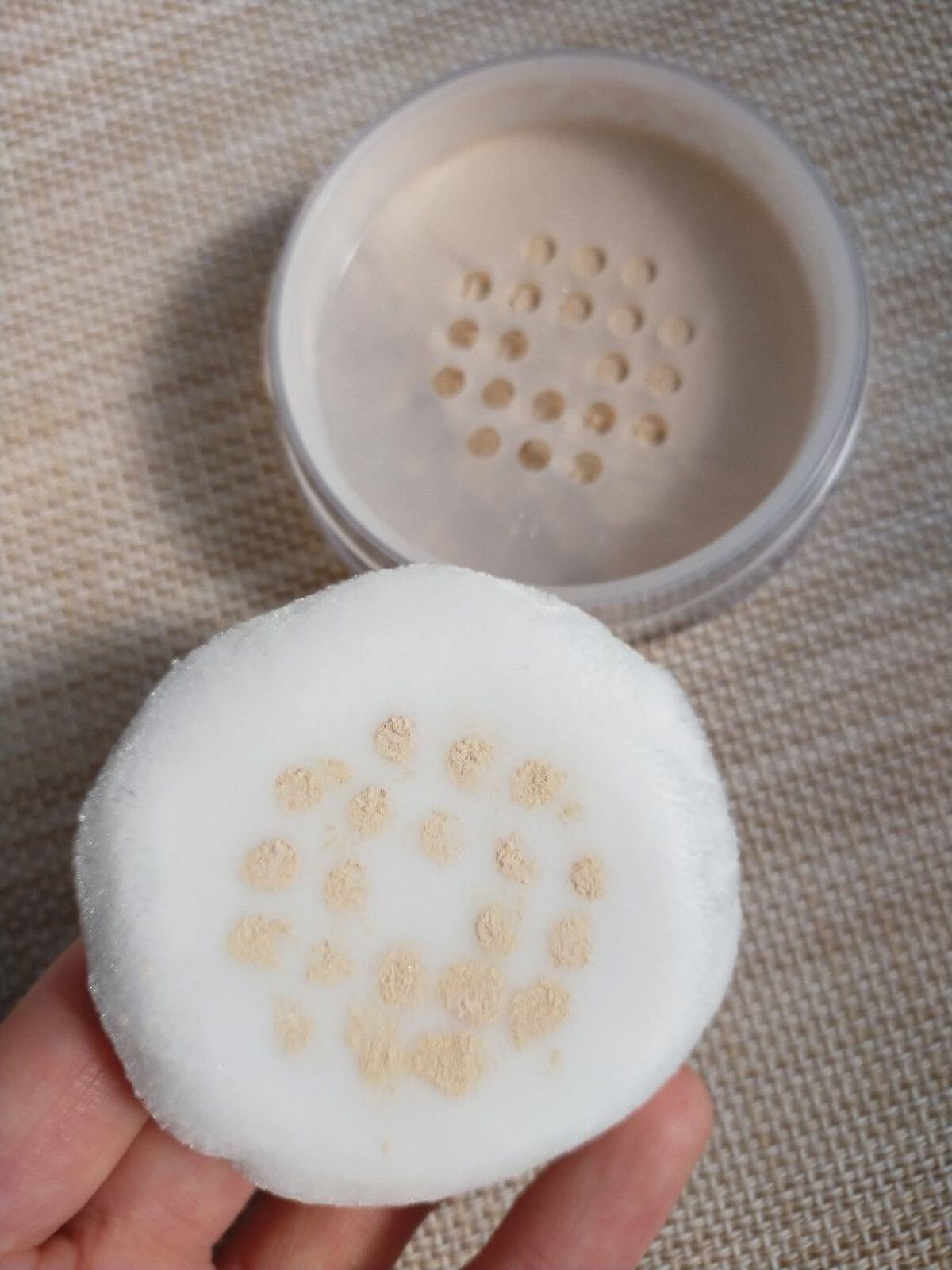 シルキーフィットパウダー /コモエース/ルースパウダーを使ったクチコミ（2枚目）