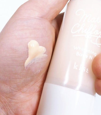 KiSS マットシフォン UVホワイトニングベースNのクチコミ「美白有効成分が配合されていて、毛穴レスなお肌になれるならと思い、店頭でスウォッチしてみました。.....」(1枚目)