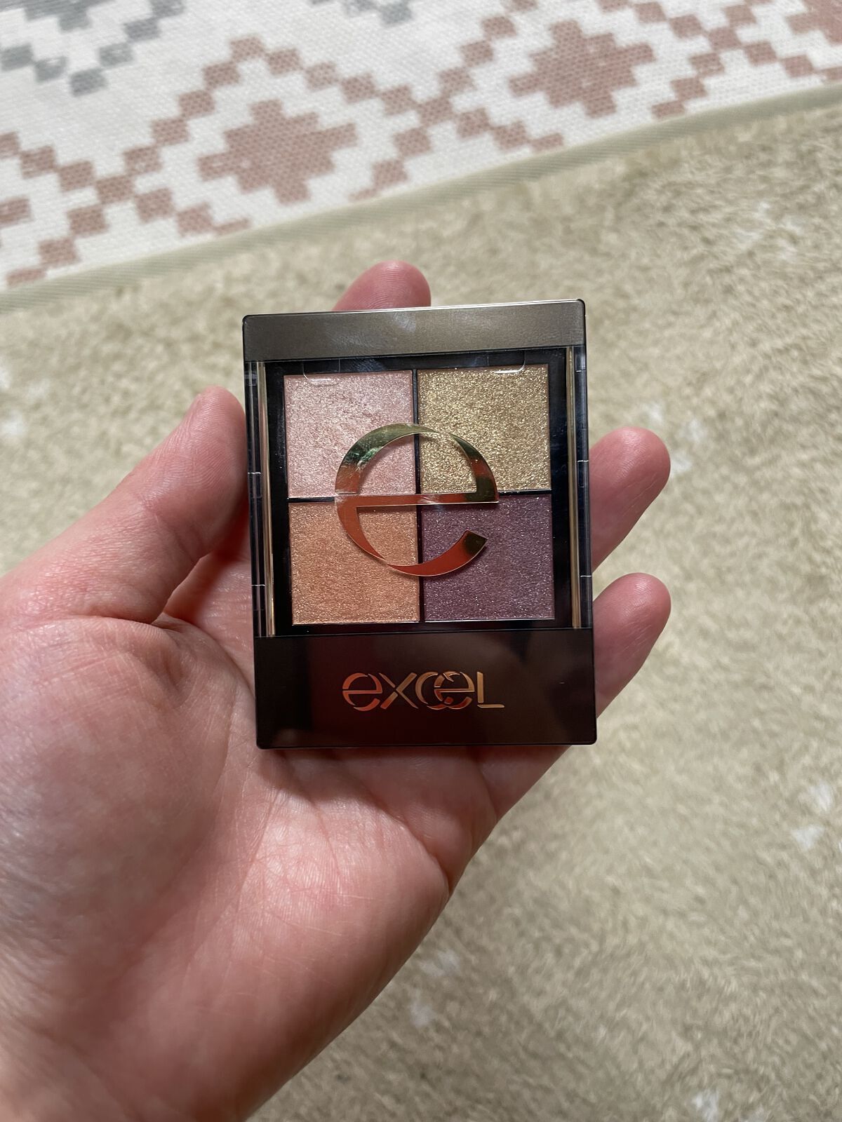 久しぶりの投稿です！！！

最近、全然投稿できてない…😭


サナ エクセルリアルクローズシャドウ　CS16(ホットカシュクール)

こちらの商品は限定品となっております😊

私はエクセルのアイシャドウが大好きで
限定とか見たらすぐ買っ