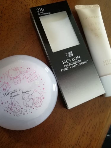 こんにちは☺

ティーゾーン油だらけ汗まみれの私がいま使っているベースメイクです

　
REVLON　フォトレディ　プライム+アンチシャインバーム
をまずティーゾーンにぬり、
インテグレート　ミネラルベ