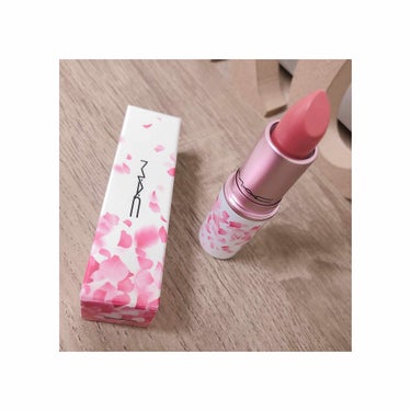 
MACの限定コスメ💄桜🌸

見た目が可愛いすぎて
買いました♡♡♡


正直な感想、、、
私はグロスを上に塗った方が
可愛かな？と思います🙄
