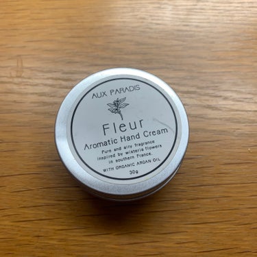 《AUX PARADIS Fleur Aromatic Hand Cream》

お友達から頂きました🥰🥰

見た目もシンプルで可愛くて、香りも良くて愛用しているハンドクリームです！

香りは表現しにく
