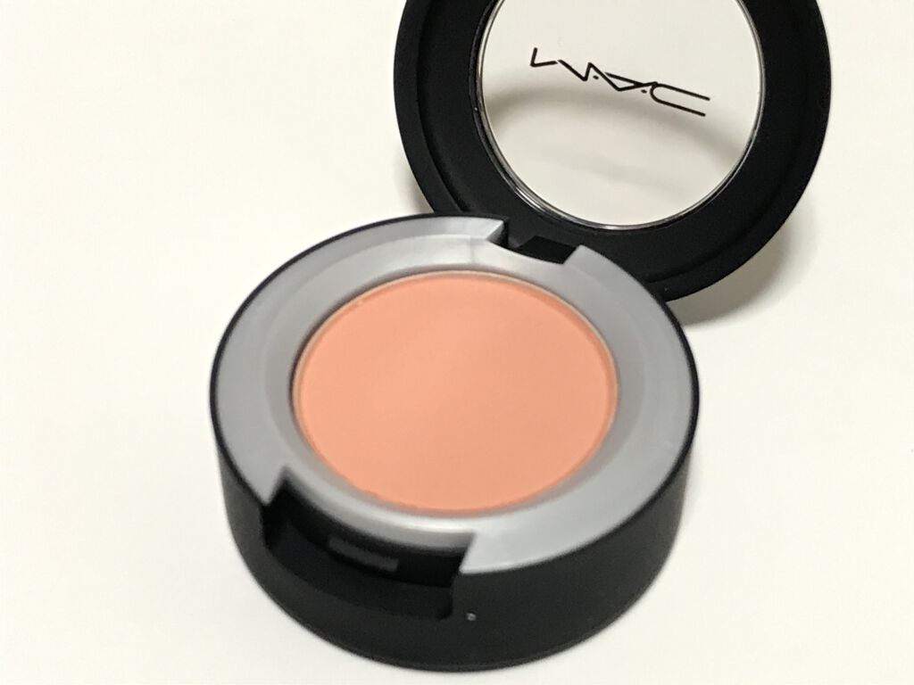 パウダー キス アイシャドウ ストライク ア ポーズ/M・A・C/単色アイシャドウを使ったクチコミ（2枚目）