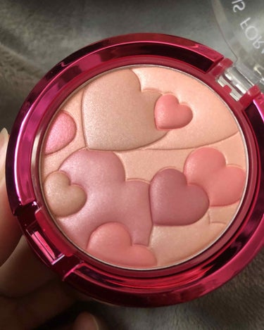 🍀iHerb購入品🍀①
#physicians formula
#glow & mood boosting blush
写真は無加工です。

かすかに甘い香り☺️
使うときはブラシでくるくるしてぽんぽん