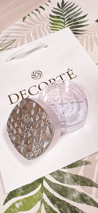 DECORTÉルース パウダー101
＊最近予約完売中でしたからチラホラ再販あり！！＊

新作の買ったものを開けました♪
予約してオマケもゲット！

しかもオマケの色選べる！！凄い
私は00番　ラメ入り