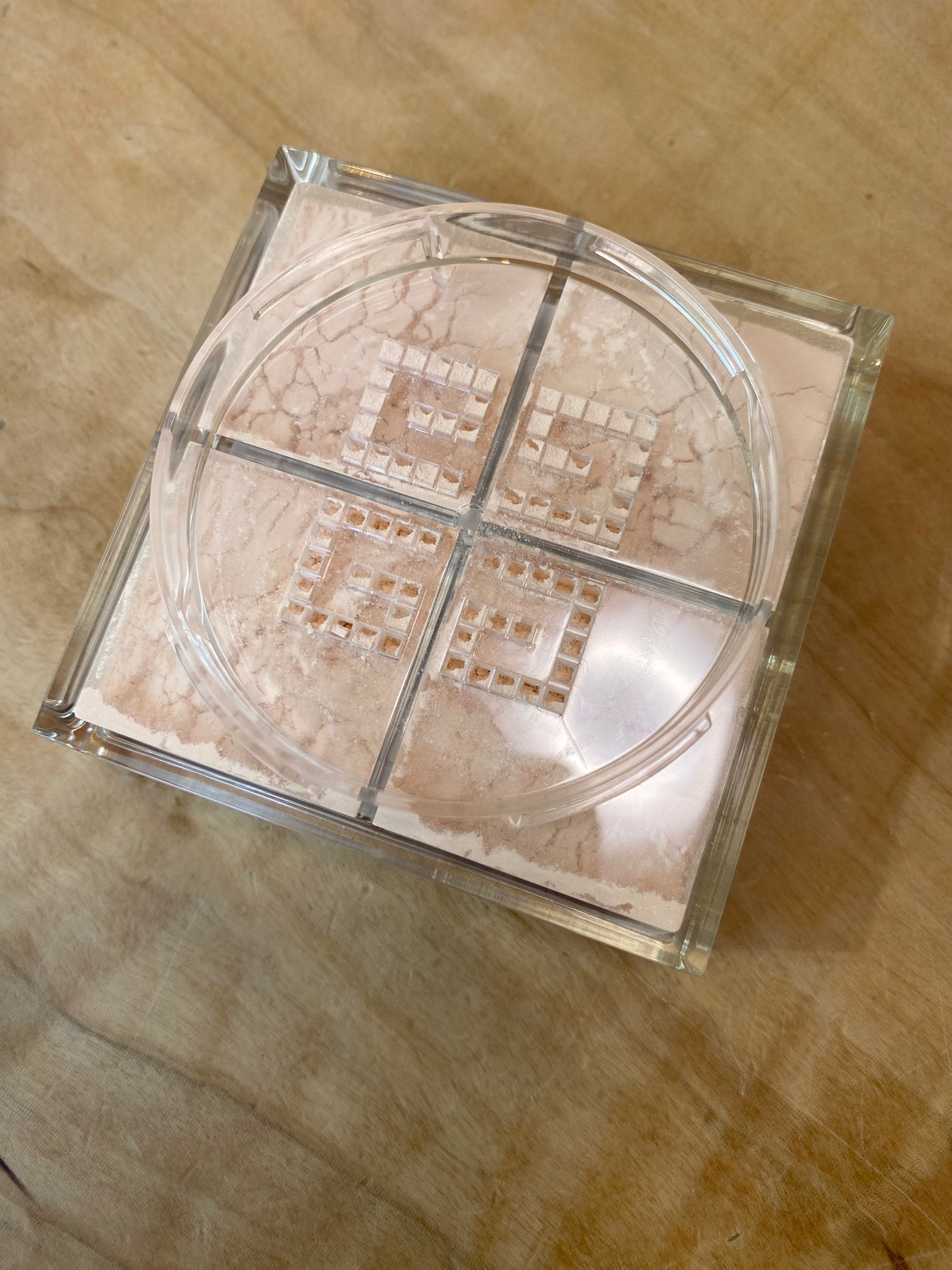 ブラン ディヴァン ブライトニング ルース パウダー/GIVENCHY/ルースパウダーを使ったクチコミ(3枚目)