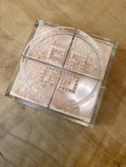 GIVENCHY ブラン ディヴァン ブライトニング ルース パウダーのクチコミ「愛用パウダーが廃盤になり、ずっとパウダー迷子でしたが、ようやくこれ!と思うものに出会えてなかっ.....」(3枚目)